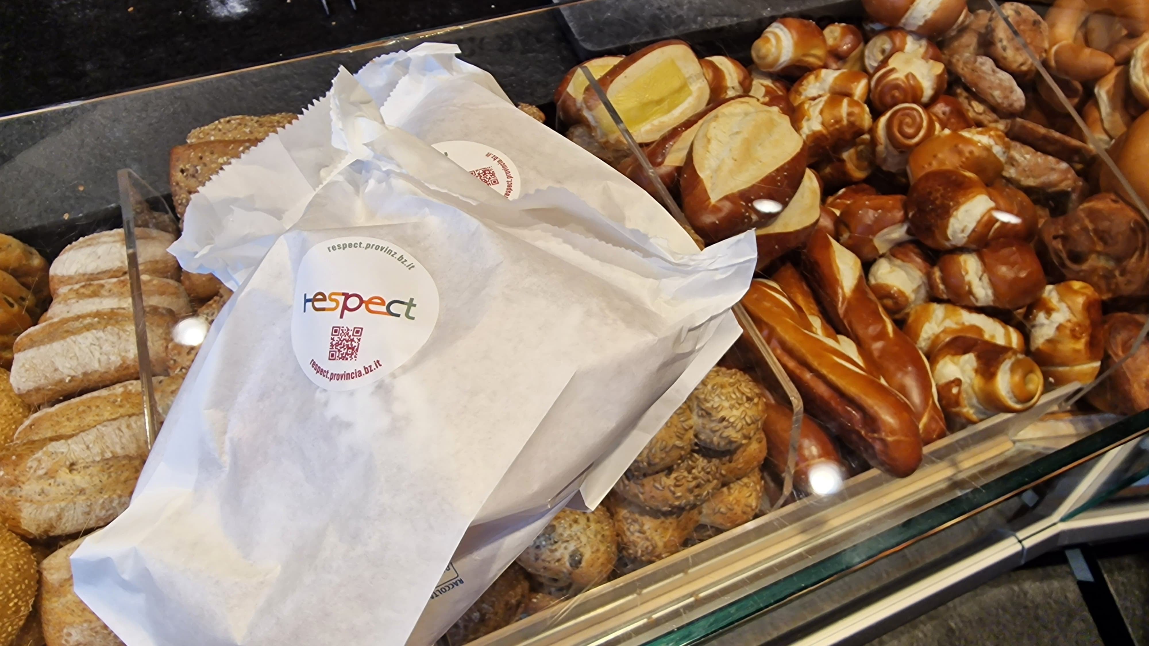 Zum Welttag des Respekts erhielten Kundinnen und Kunden Sticker, die an Respekt im Alltag erinnern. (Foto: Greta Stuefer)