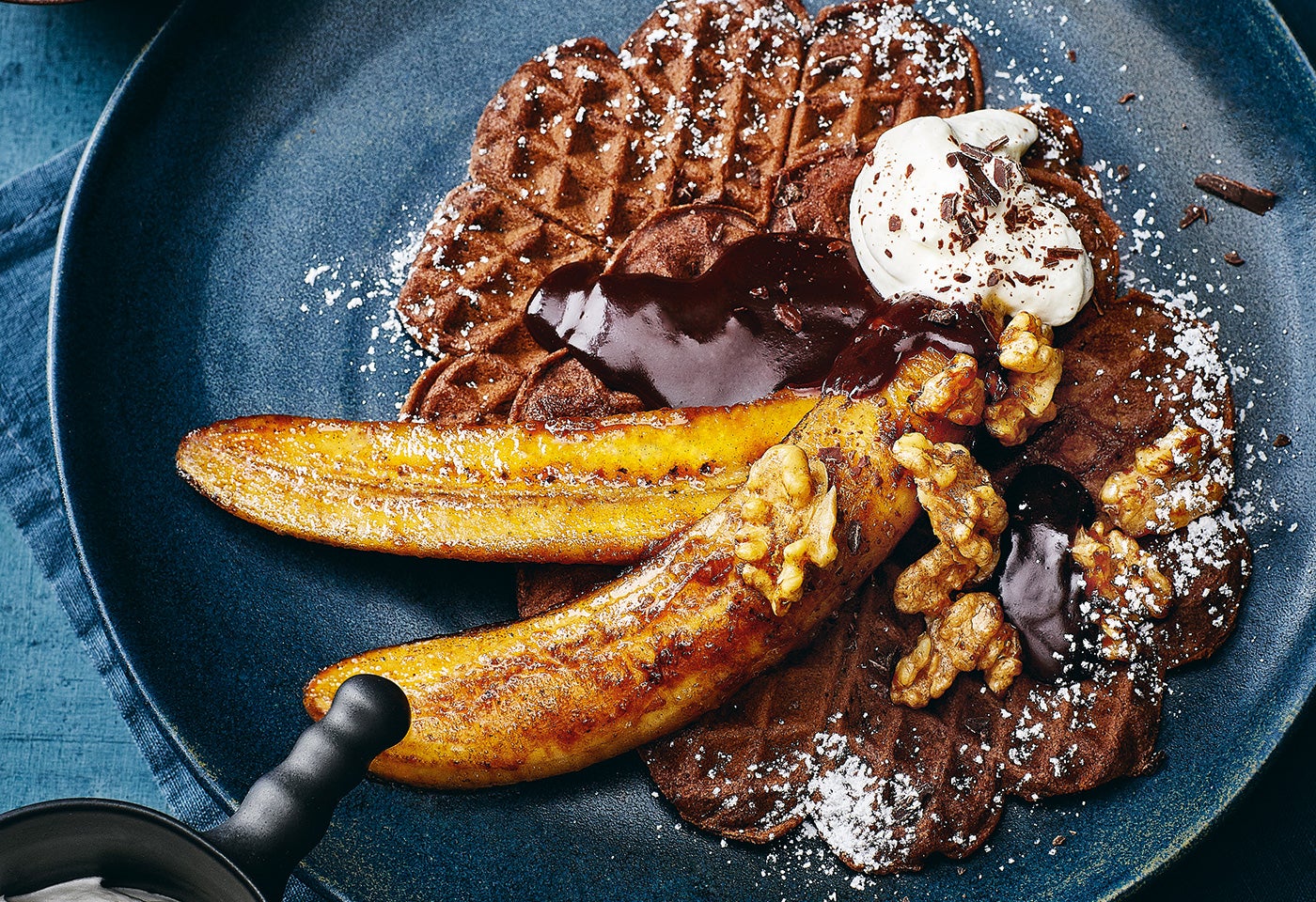 Schokowaffeln mit gebratenen Bananen und Marillen-Schokosauce | BILLA