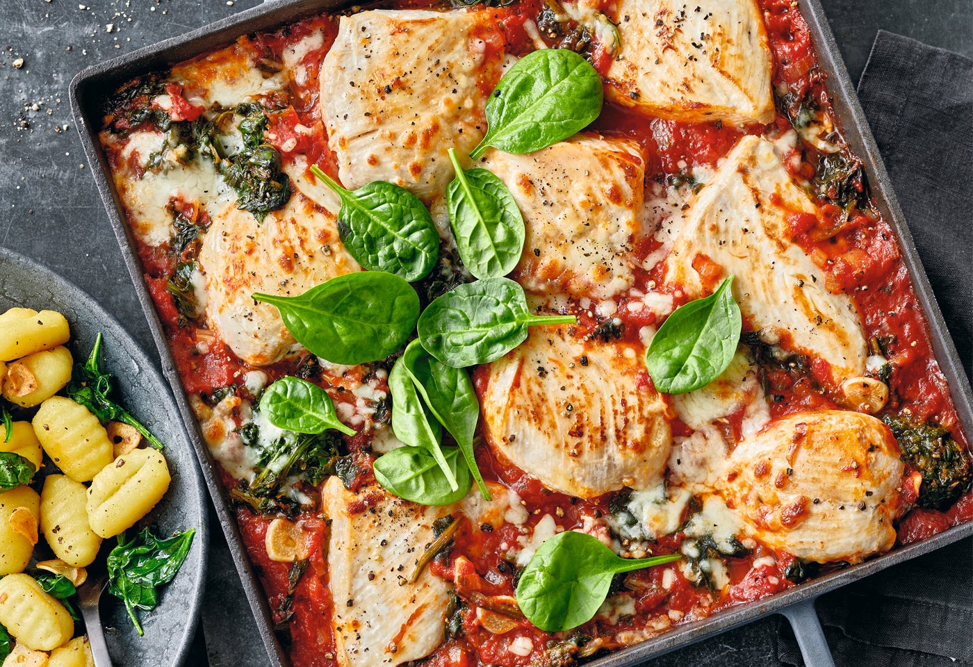 Hendlbrust alla Pizzaiola mit Spinat-Gnocchi | BILLA Hendlbrust alla Pizzaiola mit Spinat-Gnocchi | BILLA