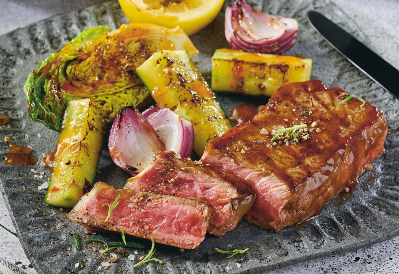 Miso-Rumpsteak mit Sweet-Chili-Grillgemüse und Curry-Erdäpfelsalat | BILLA