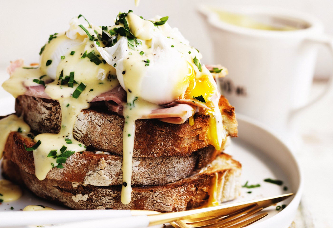 Buttertoast mit Eiern, Schinken und Sauce hollandaise | BILLA Buttertoast mit Eiern, Schinken und Sauce hollandaise | BILLA