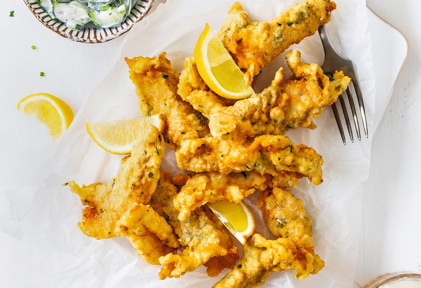 Kabeljau im Bierteig mit Rahmgurken und Erdäpfelschalen-Chips | BILLA