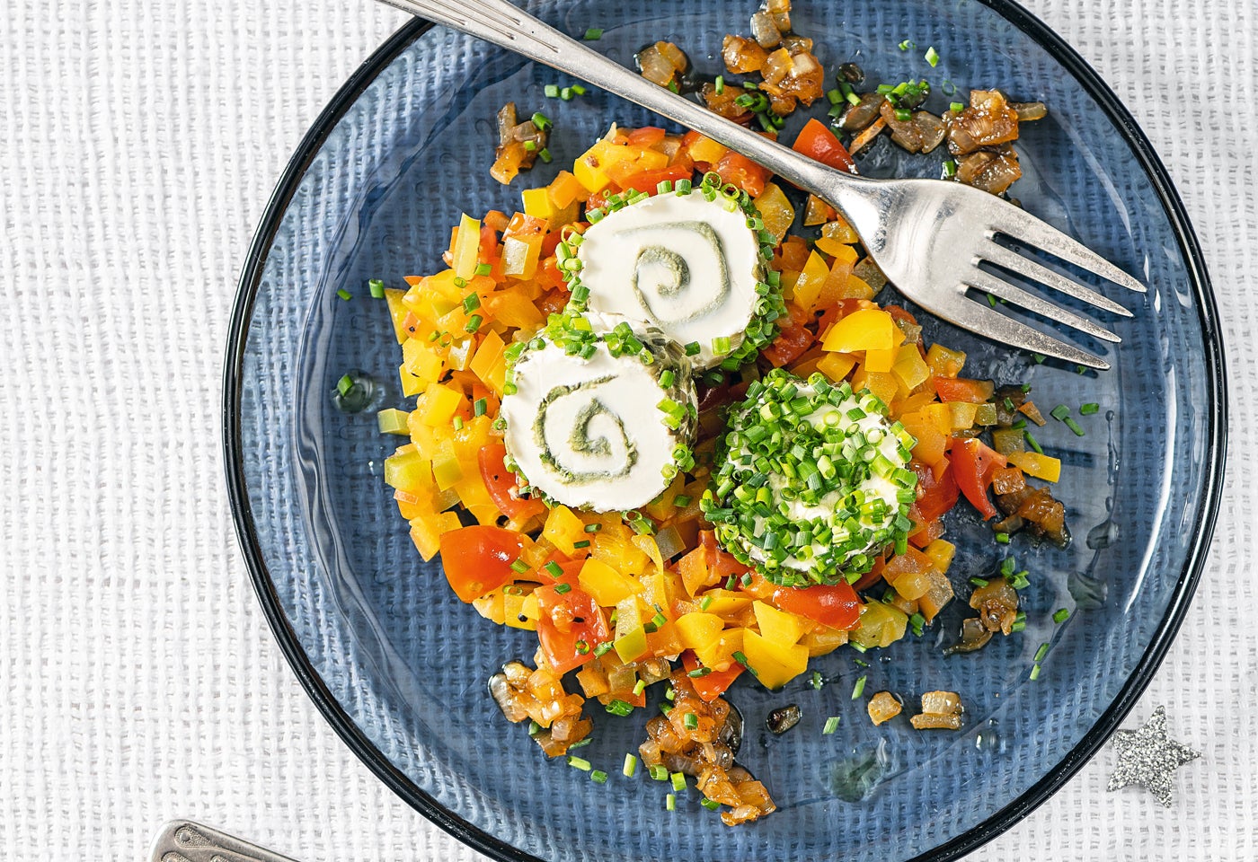 Frischkäseröllchen mit lauwarmem Tomaten-Paprika-Gemüse | BILLA
