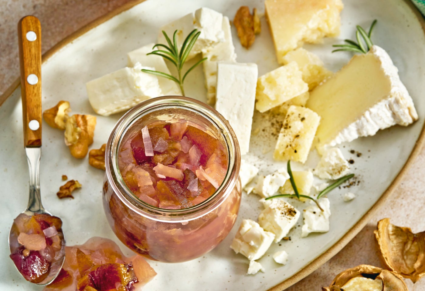 Gefüllte Mangoldröllchen mit Tomaten-Gurken-Salat und Hummus | BILLA