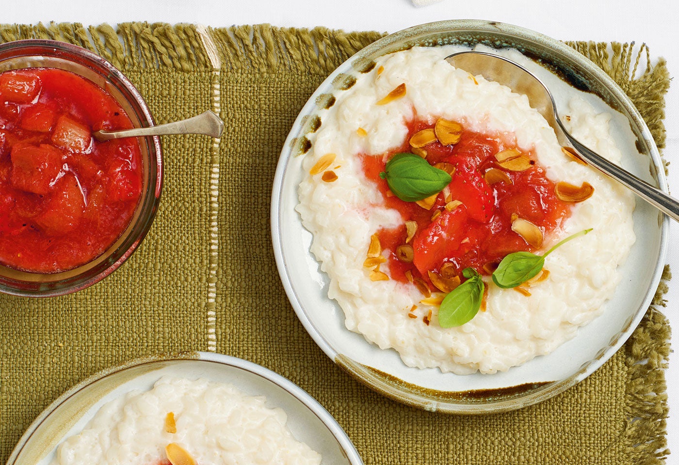 Marzipan-Milchreis mit Erdbeer-Rhabarber-Kompott | BILLA Marzipan-Milchreis mit Erdbeer-Rhabarber-Kompott | BILLA