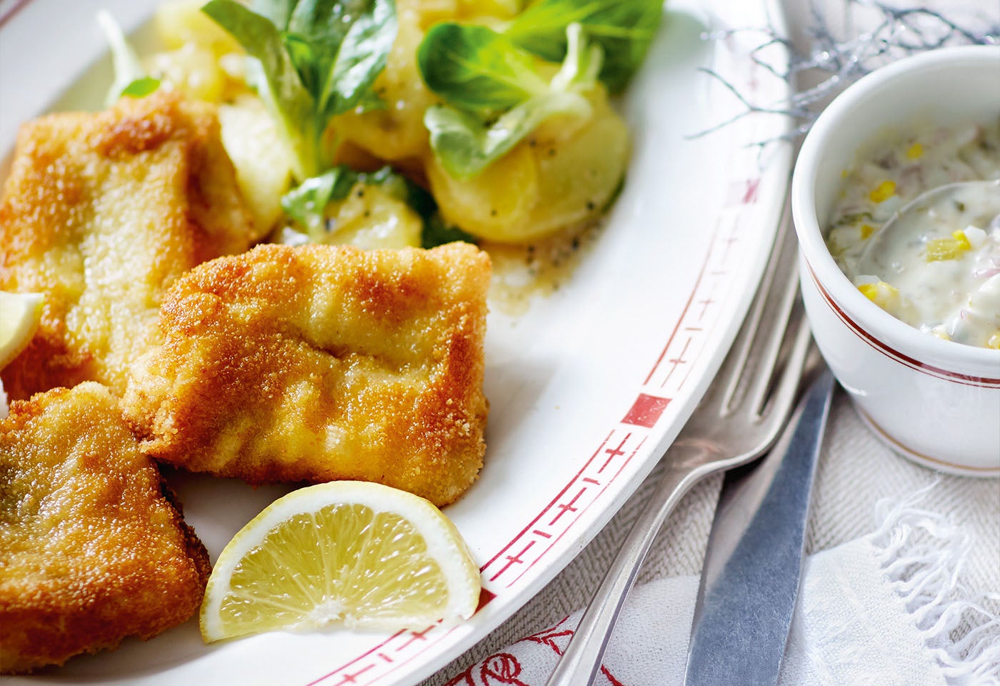 Gebackener Karpfen mit Sauce Tartare und Erdäpfel-Vogerlsalat | BILLA Gebackener Karpfen mit Sauce Tartare und Erdäpfel-Vogerlsalat | BILLA