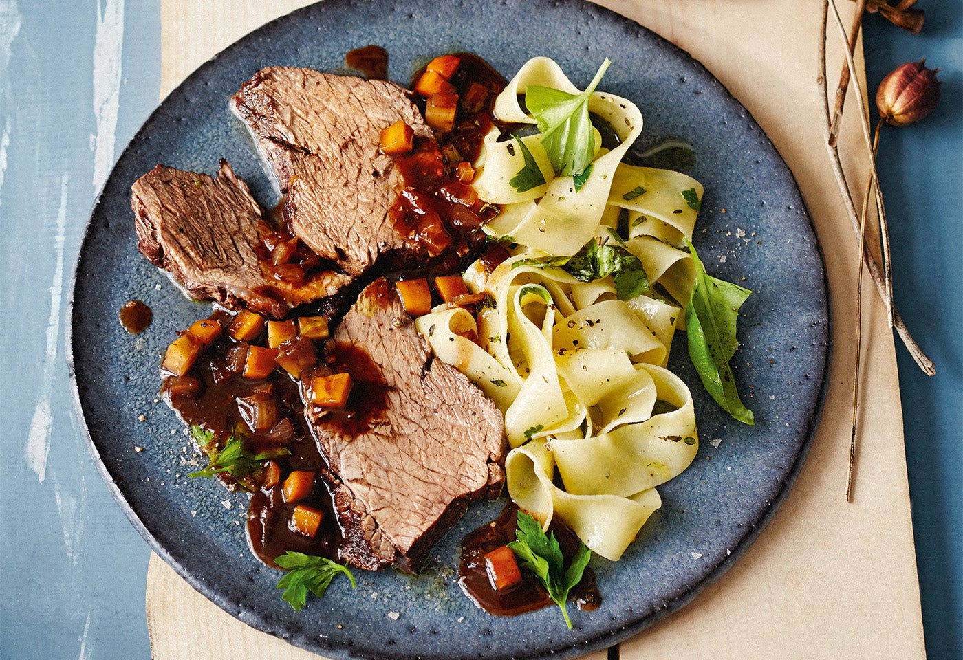 Rindsbraten in Portweinsauce mit Kräuterbandnudeln | BILLA