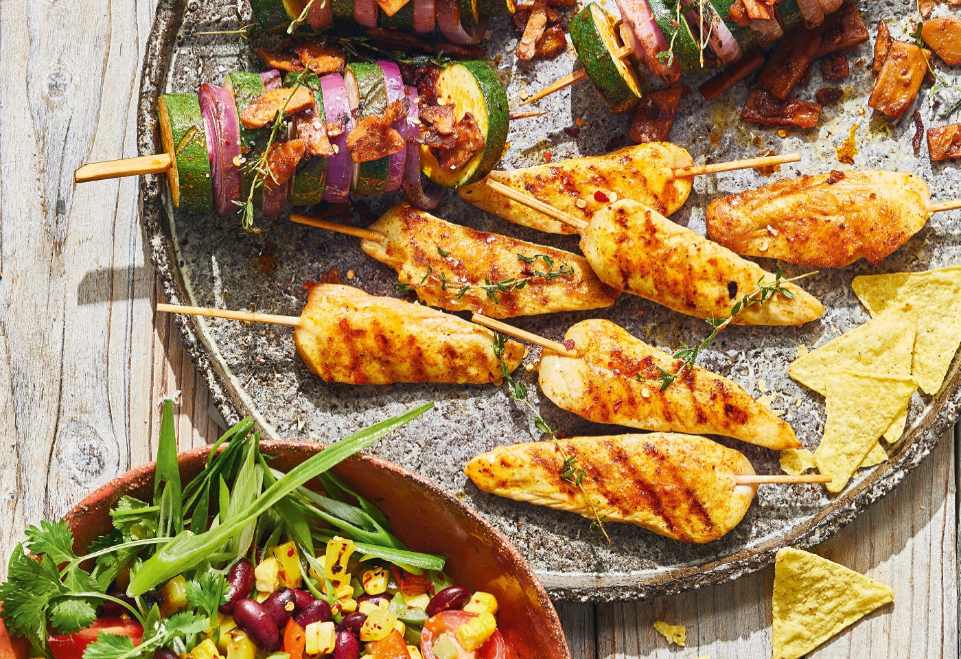 Hendl- & Zucchini-Grillspieße mit Bohnen-Mais-Salat | BILLA Hendl- & Zucchini-Grillspieße mit Bohnen-Mais-Salat | BILLA