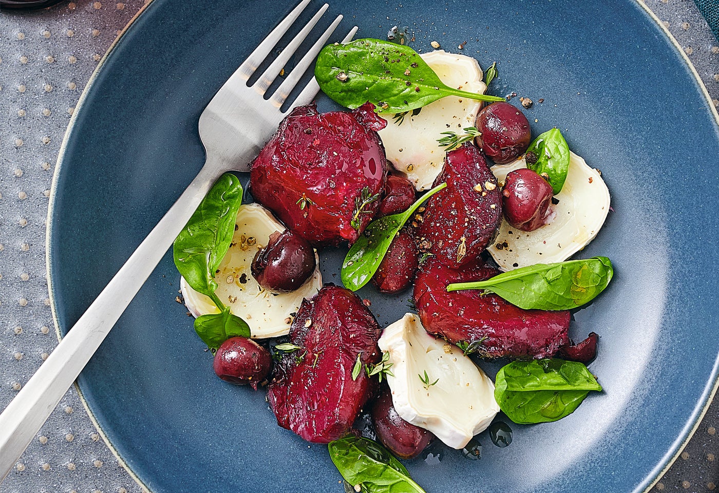Geschmorte Rote Rüben mit Ziegenkäse und Kirschen | BILLA Geschmorte Rote Rüben mit Ziegenkäse und Kirschen | BILLA