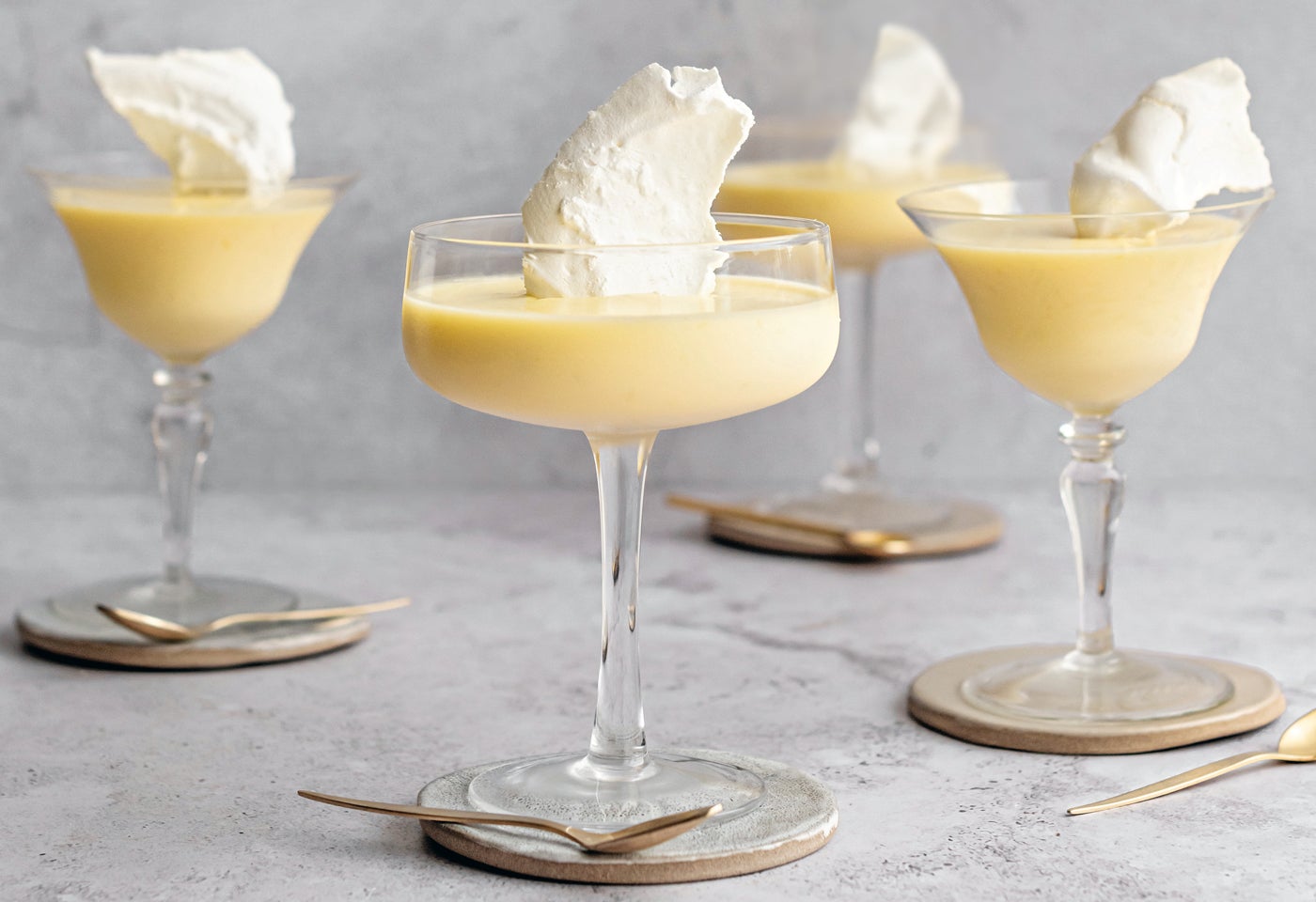 Lemon Posset - Zitronenpudding mit Labneh und Baiser | BILLA Lemon Posset - Zitronenpudding mit Labneh und Baiser | BILLA