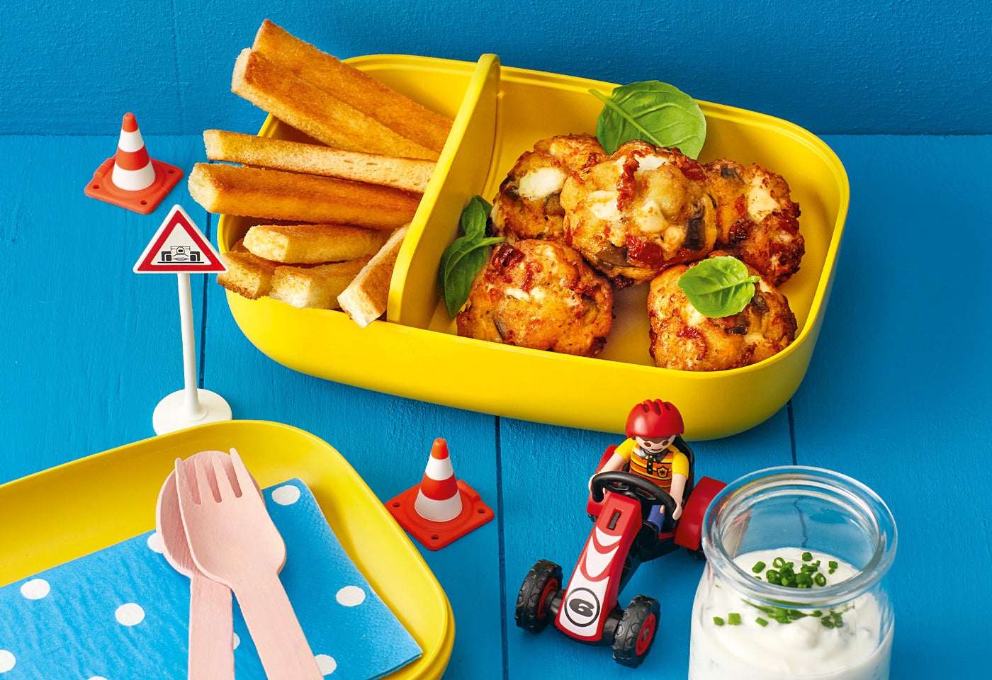 Melanzani-Käse-Bällchen mit Brotsticks und Skyr | BILLA