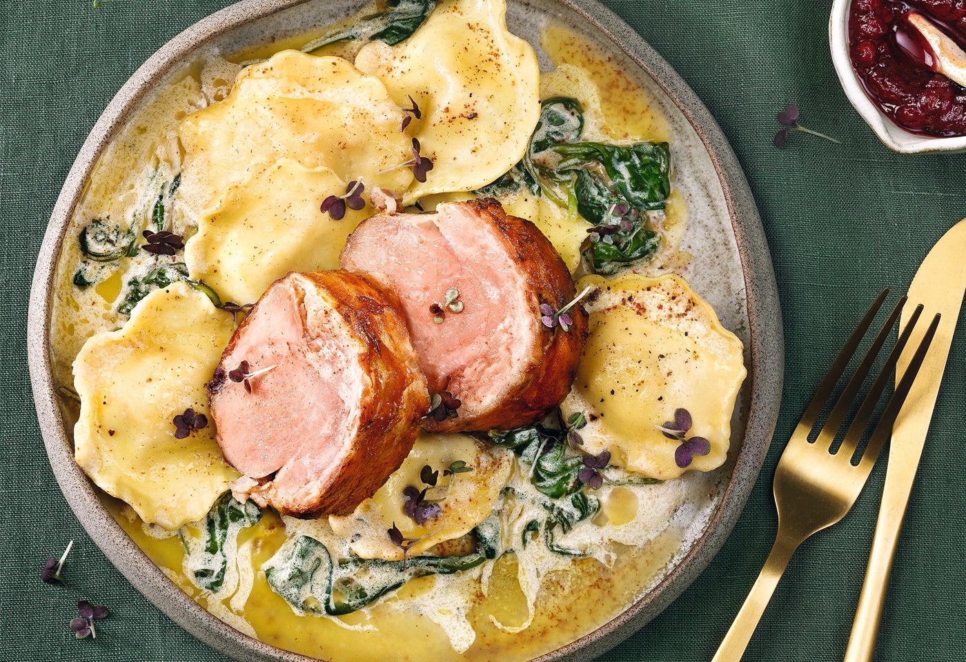 Schweinefilet im Speckmantel mit Trüffel-Girasoli und Spinat | BILLA