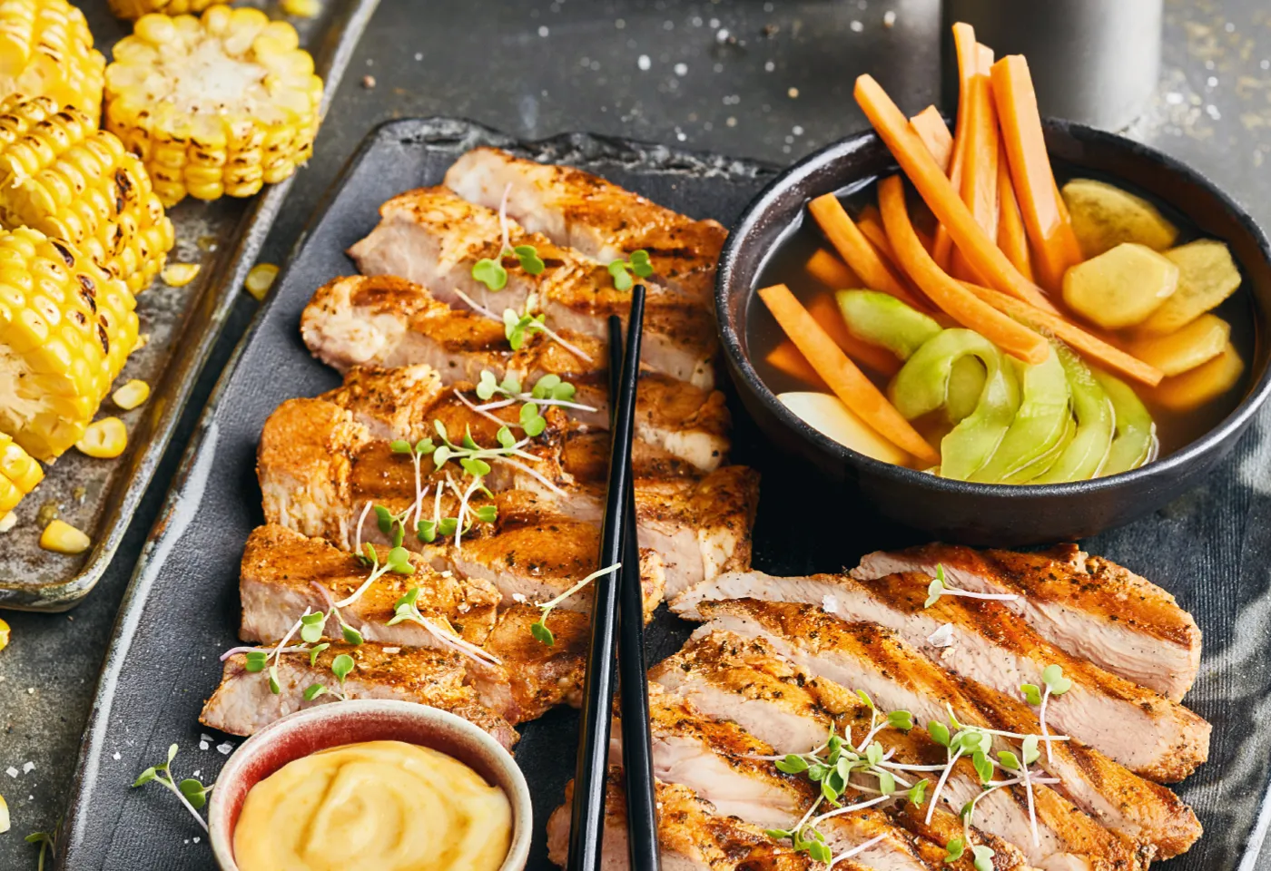 Gegrilltes Schopfsteak Mit Gem sepickles Grillmais Und Miso Mayo BILLA gegrilltes-schopfsteak-mit-gem-sepickles-grillmais-und-miso-mayo-billa