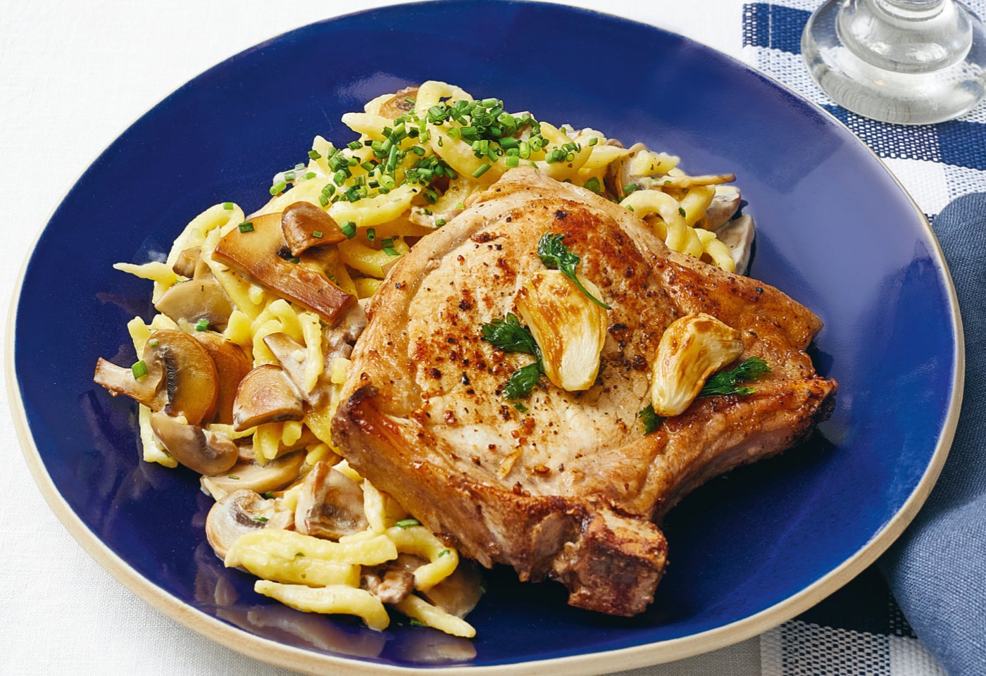 Gebratene Schweinskoteletts mit Champignonspätzle | BILLA Gebratene Schweinskoteletts mit Champignonspätzle | BILLA