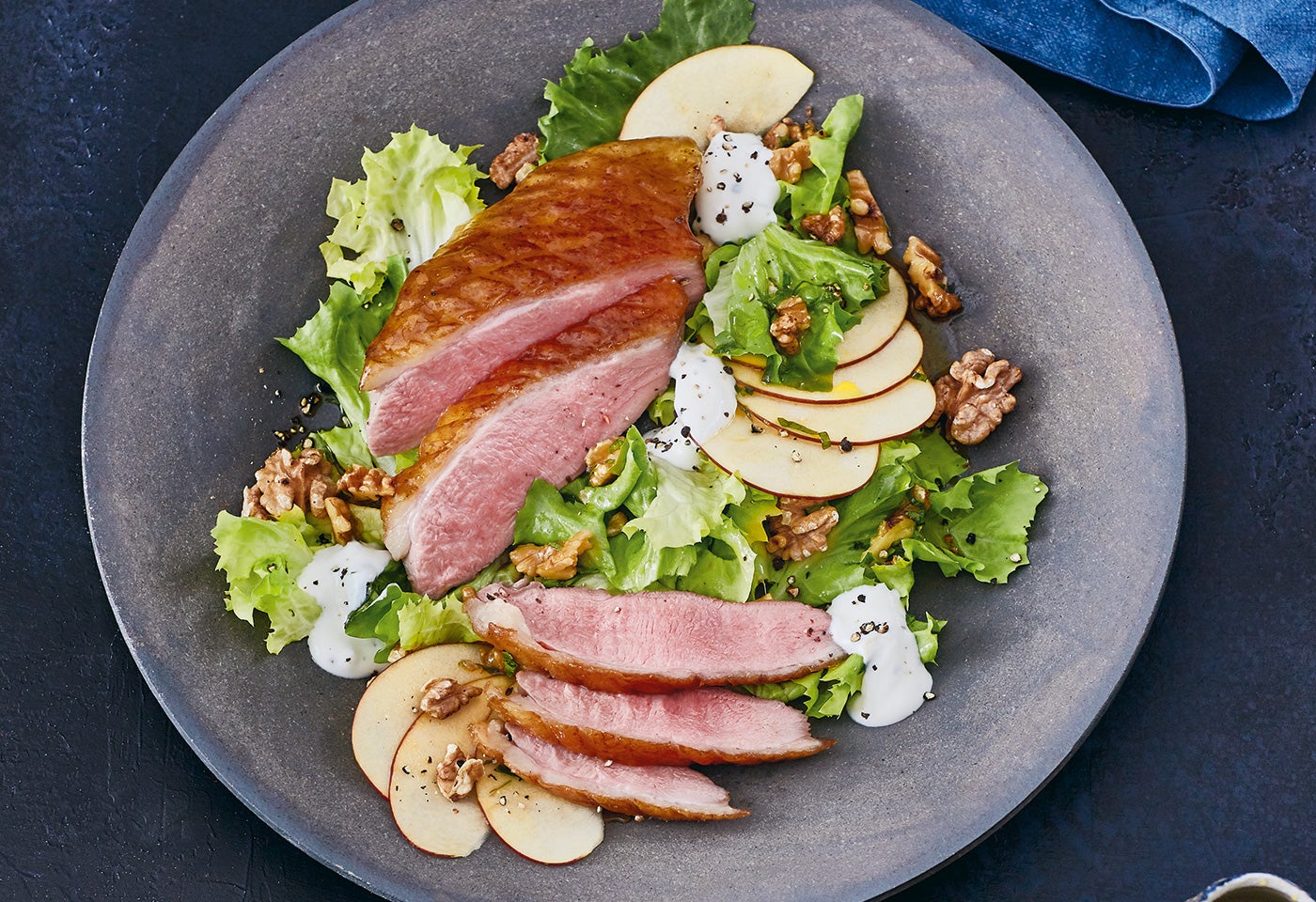 Rosa gebratene Entenbrust mit Apfel-Endiviensalat und Walnüssen | BILLA