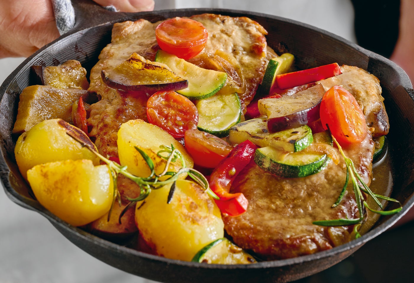 Gedünstete Schweinsschnitzel auf mediterrane Art | BILLA Gedünstete Schweinsschnitzel auf mediterrane Art | BILLA