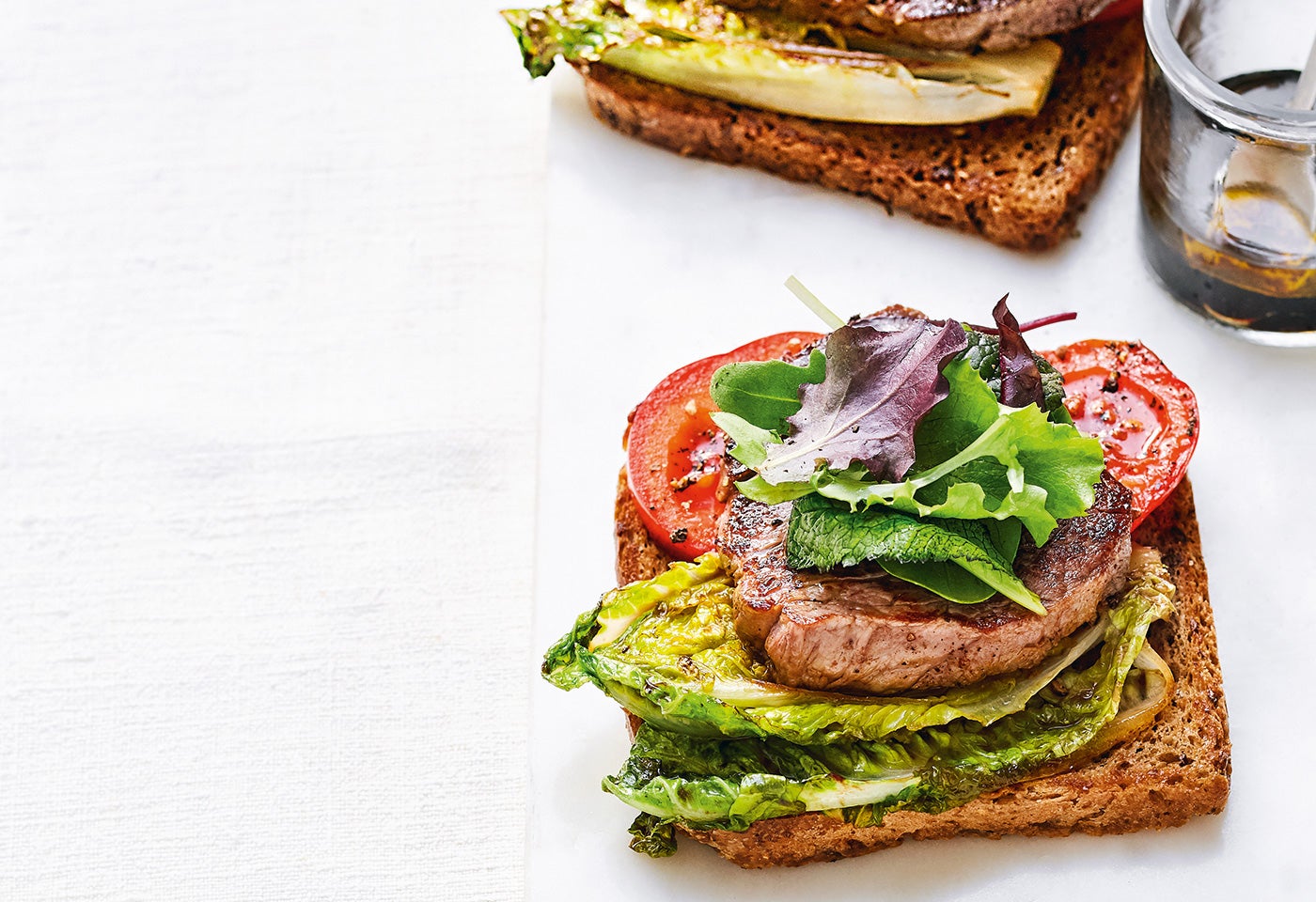 Steaktoast mit gebratenen Salatherzen | BILLA Steaktoast mit gebratenen Salatherzen | BILLA