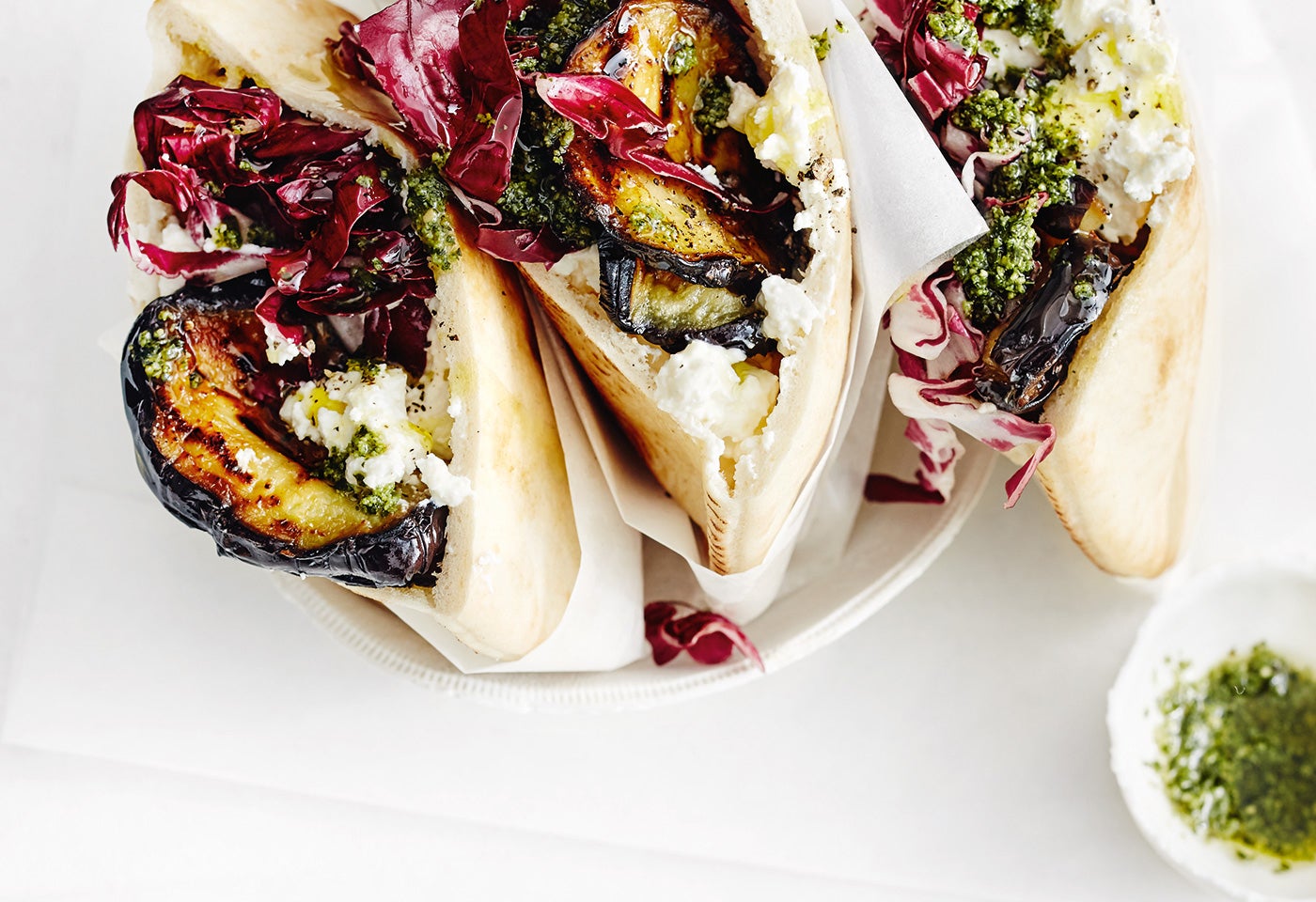 Pita mit Melanzani, Kräuterpesto und Fetacreme | BILLA Pita mit Melanzani, Kräuterpesto und Fetacreme | BILLA