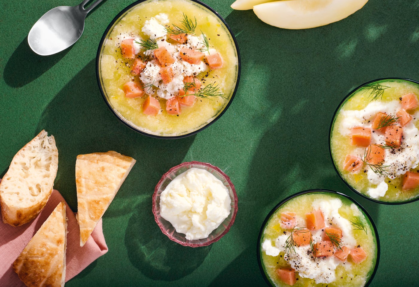 Geeiste Honigmelonensuppe mit Ayran-Granita und Sashimi-Lachs | BILLA