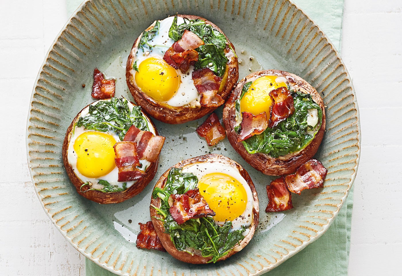 Gefüllte Portobello-Pilze mit Spinat, Speck und Ei | BILLA Gefüllte Portobello-Pilze mit Spinat, Speck und Ei | BILLA