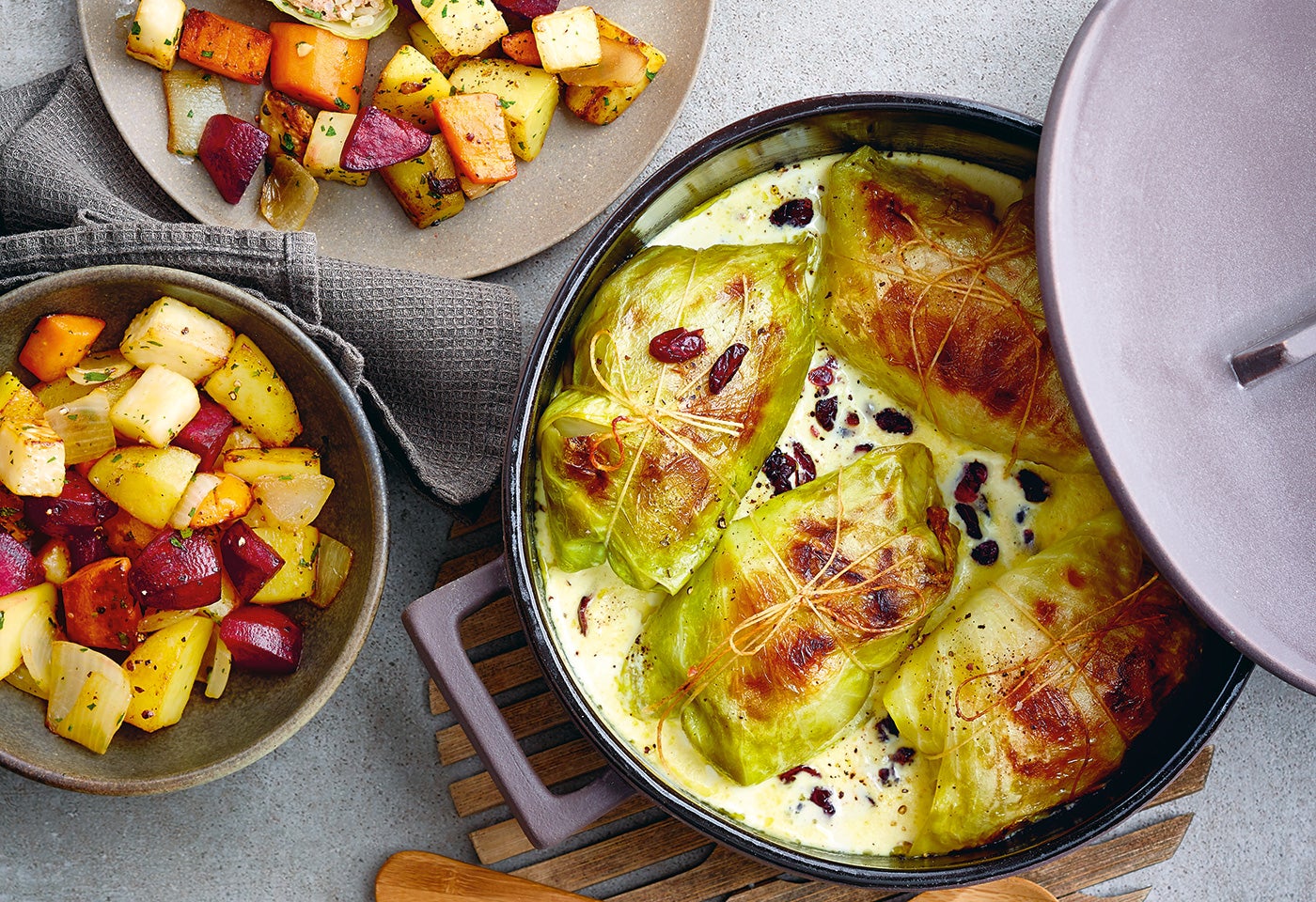 Krautrouladen mit Preiselbeer- marmelade und Wurzelgemüse | BILLA