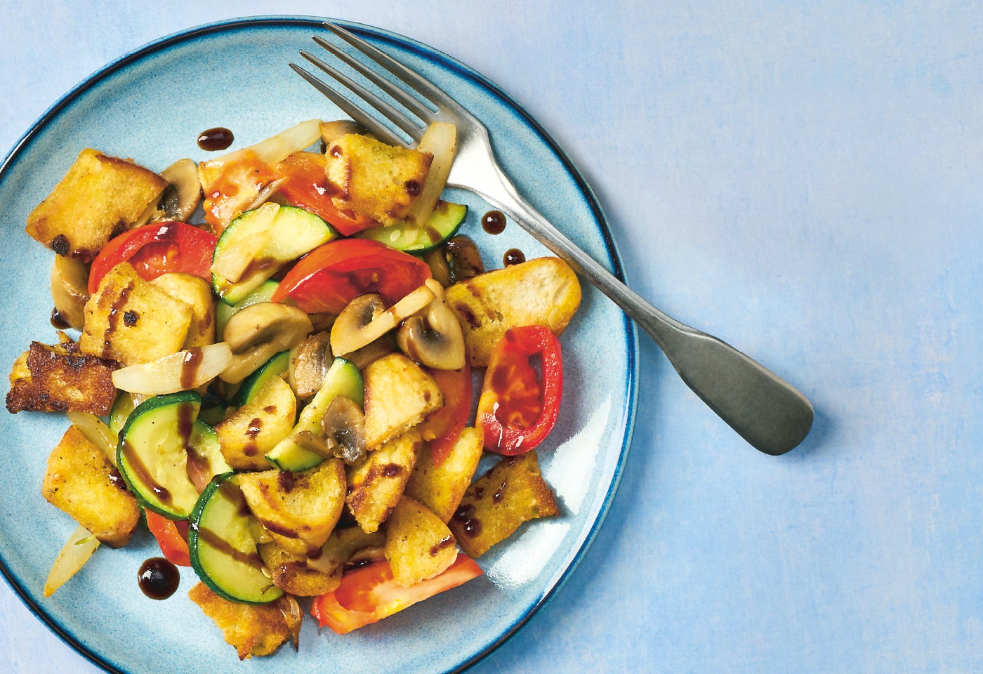 Sommerlicher Brotsalat mit Tomaten, Zucchini und Champignons | BILLA