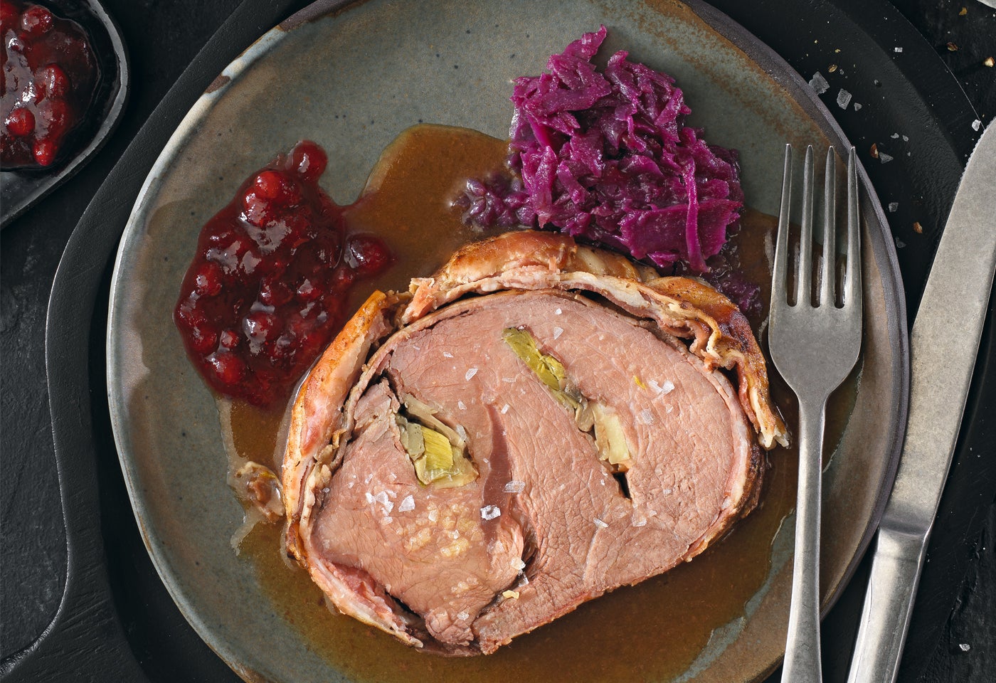 Gefüllter Festtagsbraten mit Rotkraut und Grammel-Grießknödeln | BILLA