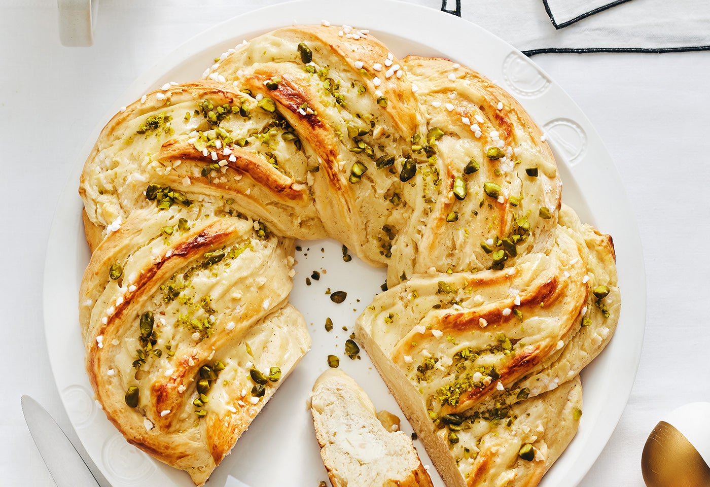 Topfen-Osterkranz mit Pistazien | BILLA Topfen-Osterkranz mit Pistazien | BILLA