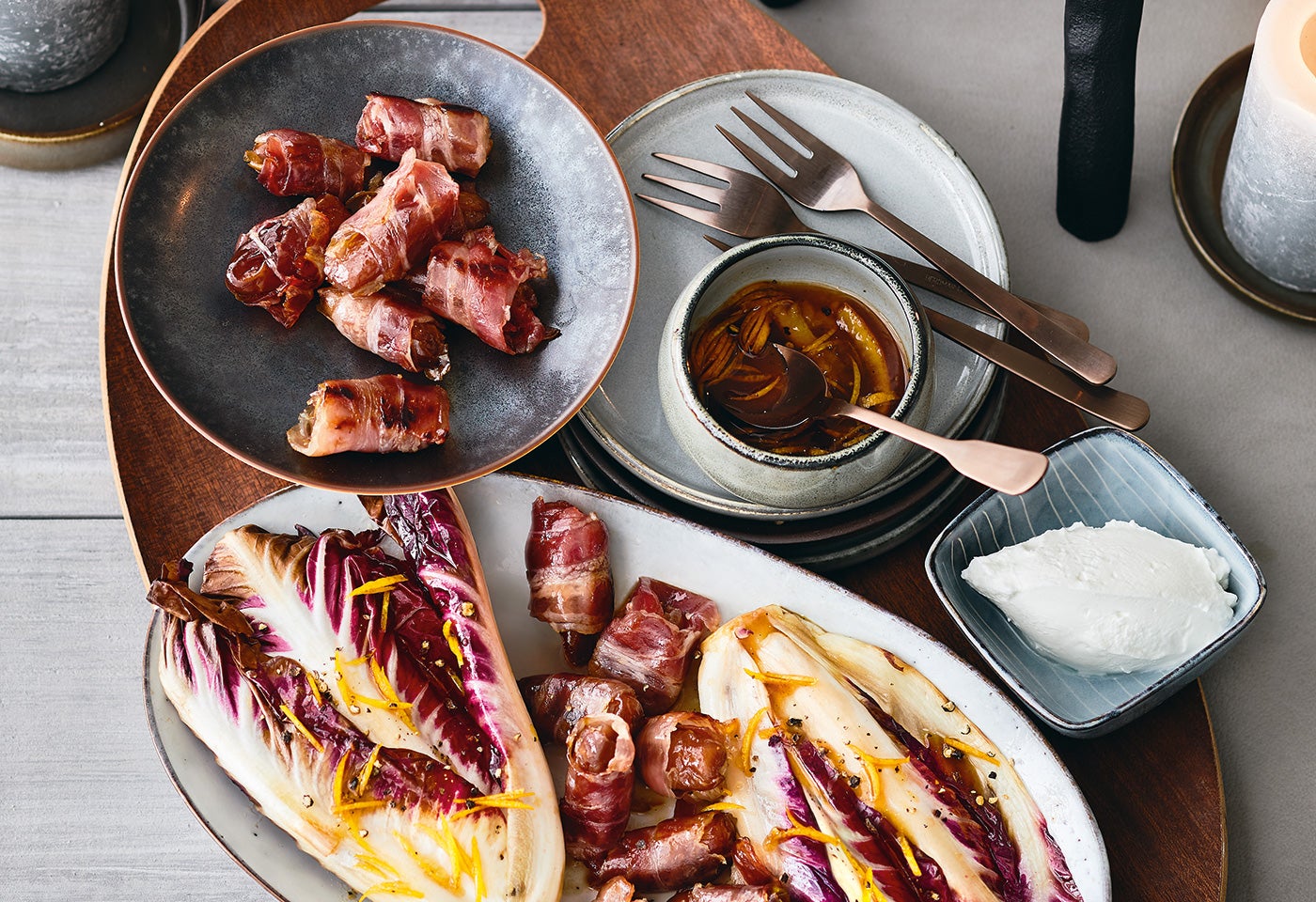 Geschmorter Radicchio mit Ziegenkäse und Datteln im Speckmantel | BILLA