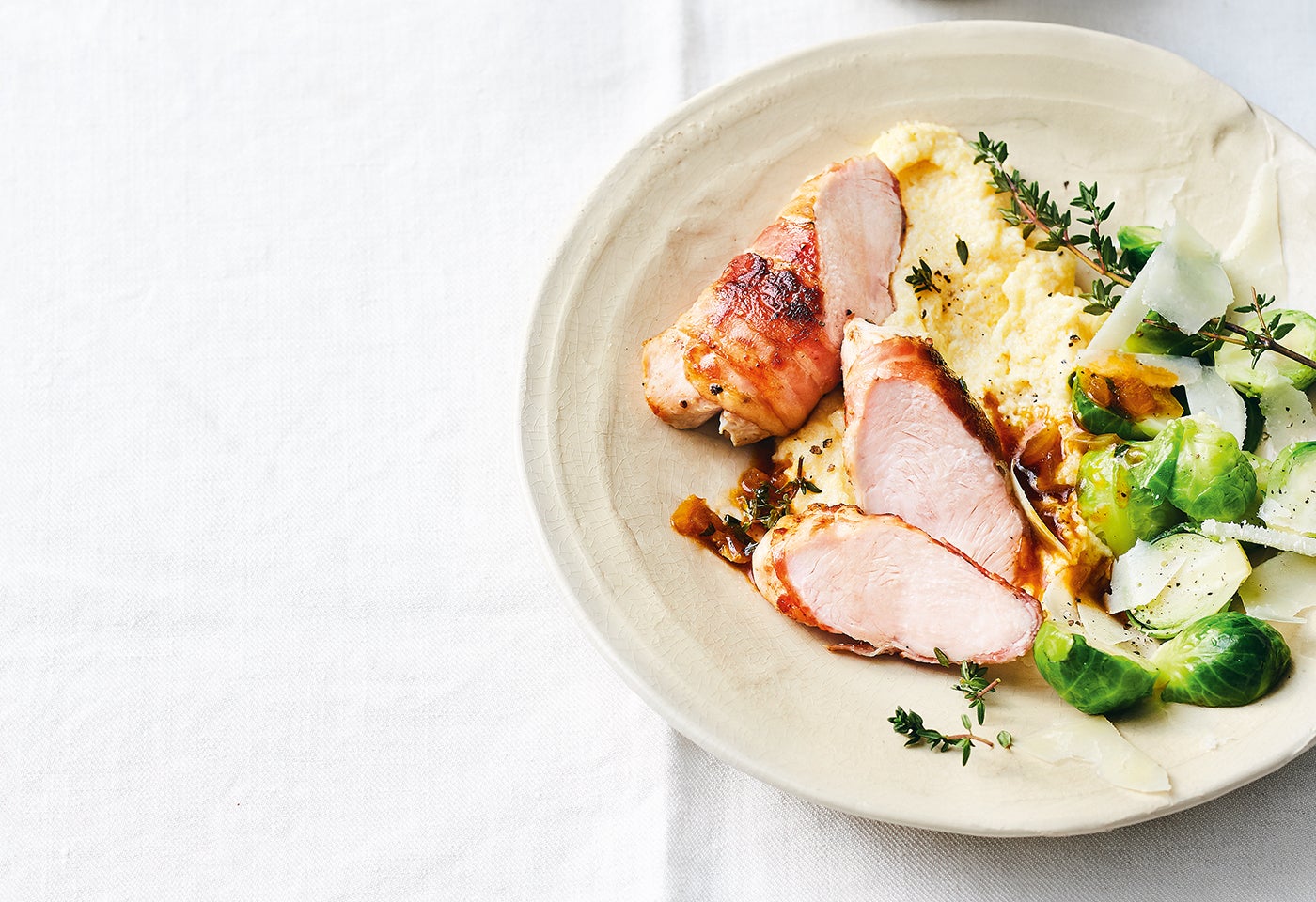 Putenbrust mit Speck, Polenta und Kohlsprossen | BILLA Putenbrust mit Speck, Polenta und Kohlsprossen | BILLA