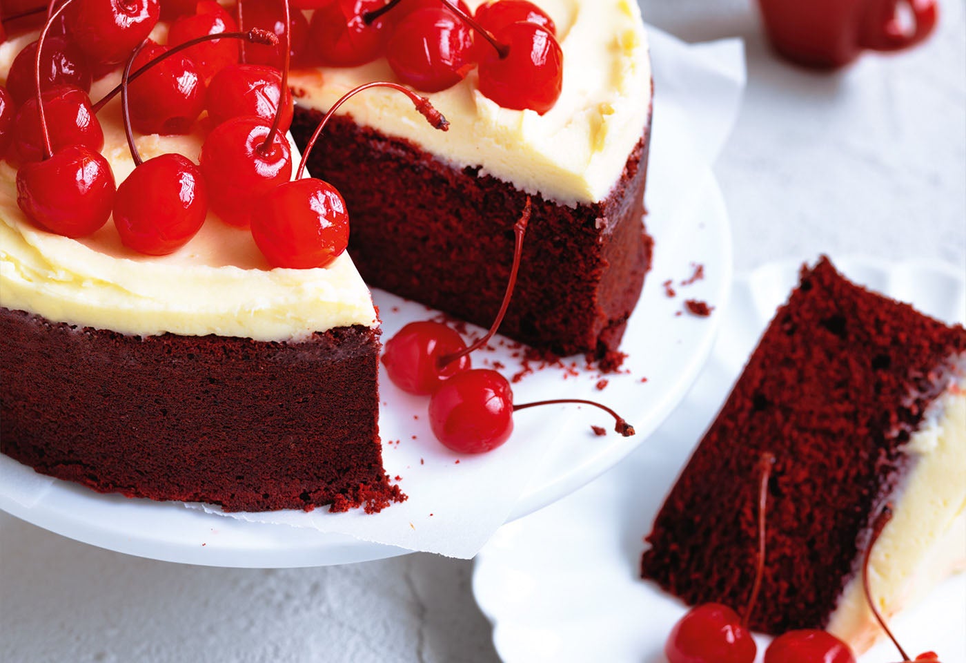 Buttermilch-Kuchen mit Schoko-Frosting und Kirschen | BILLA