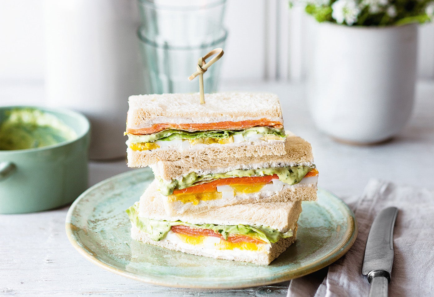Sandwiches mit Kren-Aufstrich, Räucherlachs, Ei und Petersilien ...