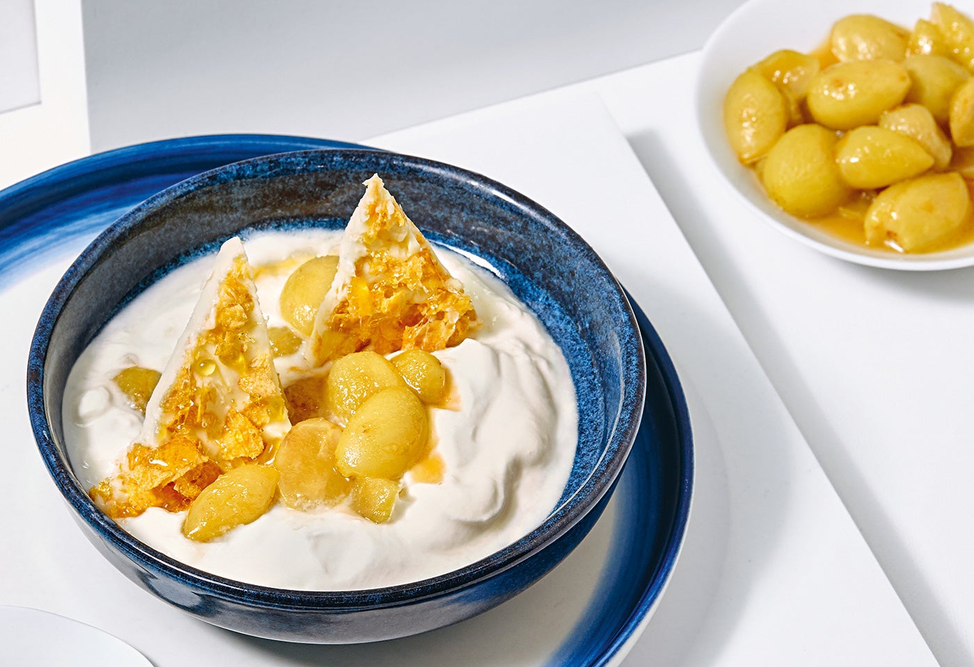 Mascarponecreme mit Weintrauben und wießen Crisp-Schoko-Ecken | BILLA Mascarponecreme mit Weintrauben und wießen Crisp-Schoko-Ecken | BILLA