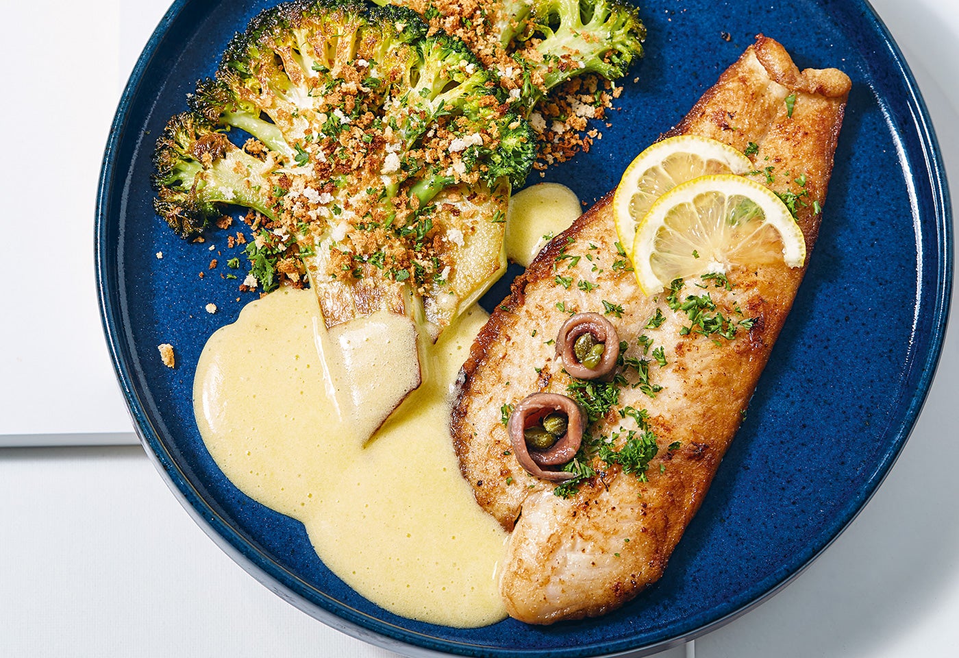 Gebratenes Pangasiusfilet mit Brokkolischeiben und Sauce hollandaise ... Gebratenes Pangasiusfilet mit Brokkolischeiben und Sauce hollandaise ...