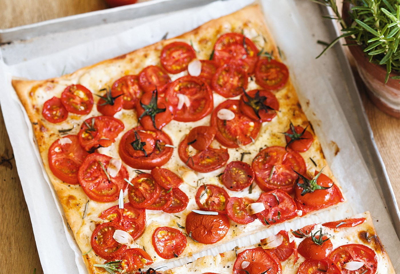 Tomatenpizza mit Knoblauch und Rosmarin | BILLA