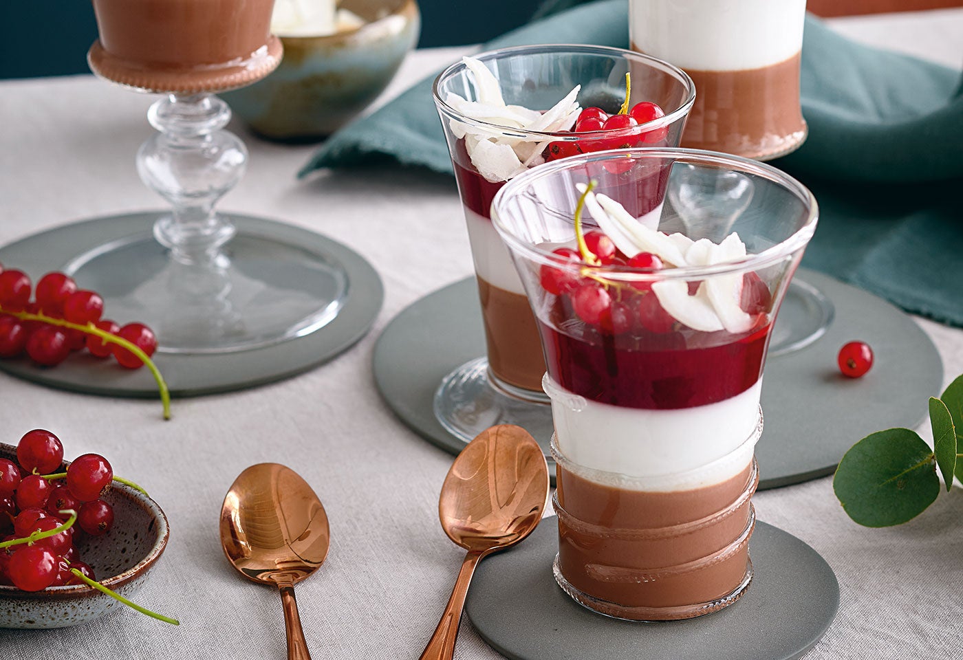 Schoko-Kokos-Pannacotta mit Beerengelee und Ribiseln | BILLA
