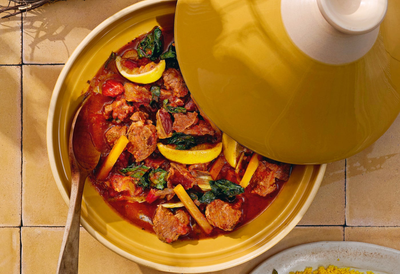 Lamm-Mangold-Tajine mit Marillen-Couscous | BILLA