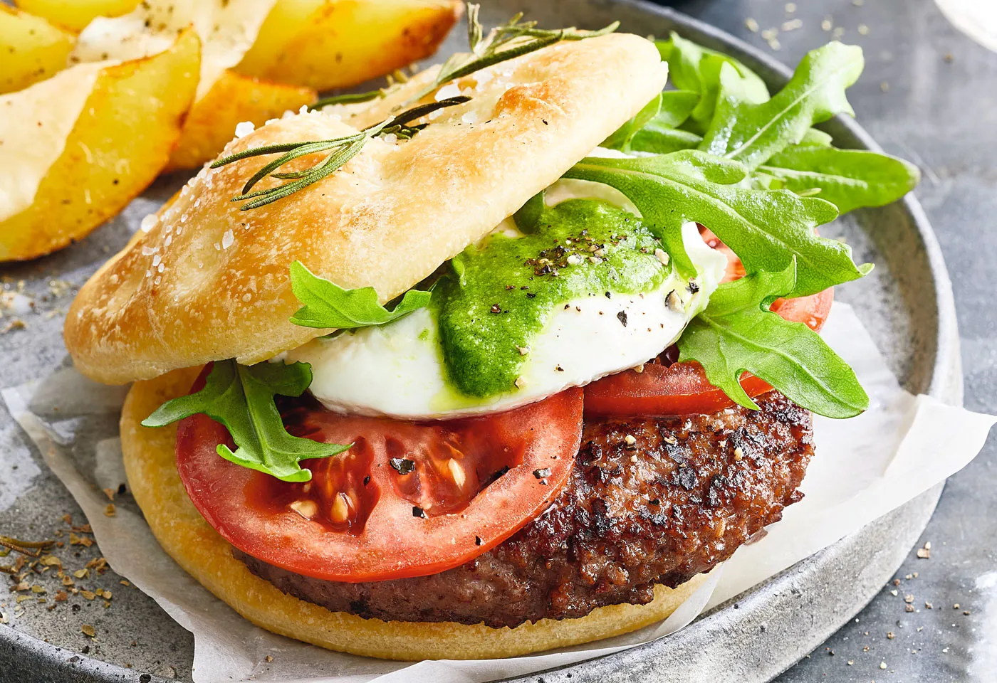 Italian Burger mit Mozzarella-Grillerdäpfeln | BILLA