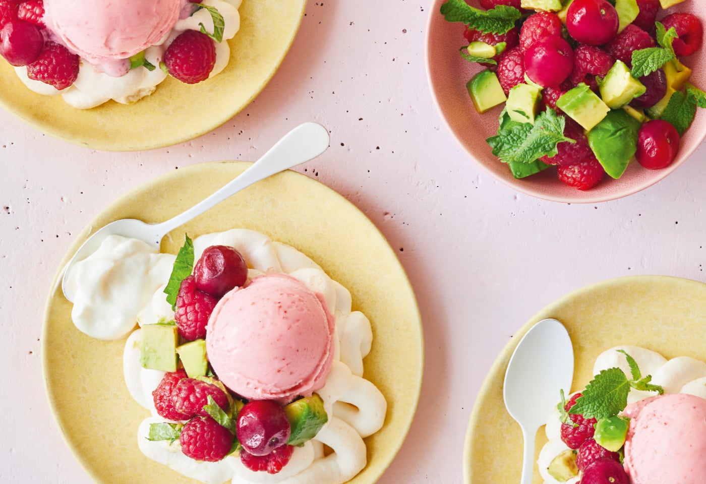 Mini-Pavlova mit Erdbeereis und Avocado-Obst-Salat | BILLA
