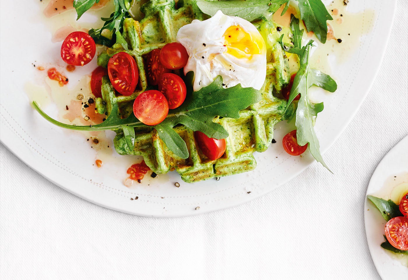Kräuterwaffeln mit pochiertem Ei und Rucola-Tomaten-Salat | BILLA Kräuterwaffeln mit pochiertem Ei und Rucola-Tomaten-Salat | BILLA