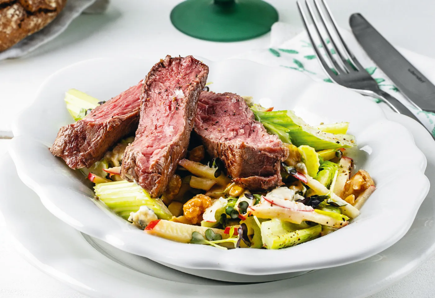 Apfel-Sellerie-Salat mit Rindsfiletstreifen