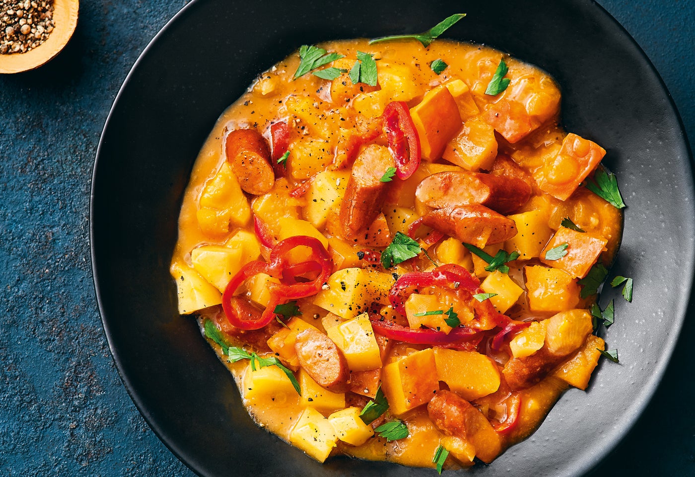 Kürbis-Erdäpfel-Gulasch mit Debreziner | BILLA