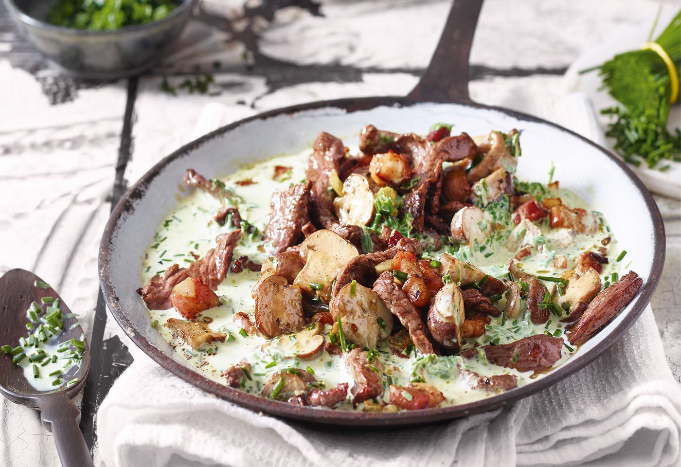 Rinder-Geschnetzeltes mit Pilz-Obers-Sauce und Semmelknödel | BILLA