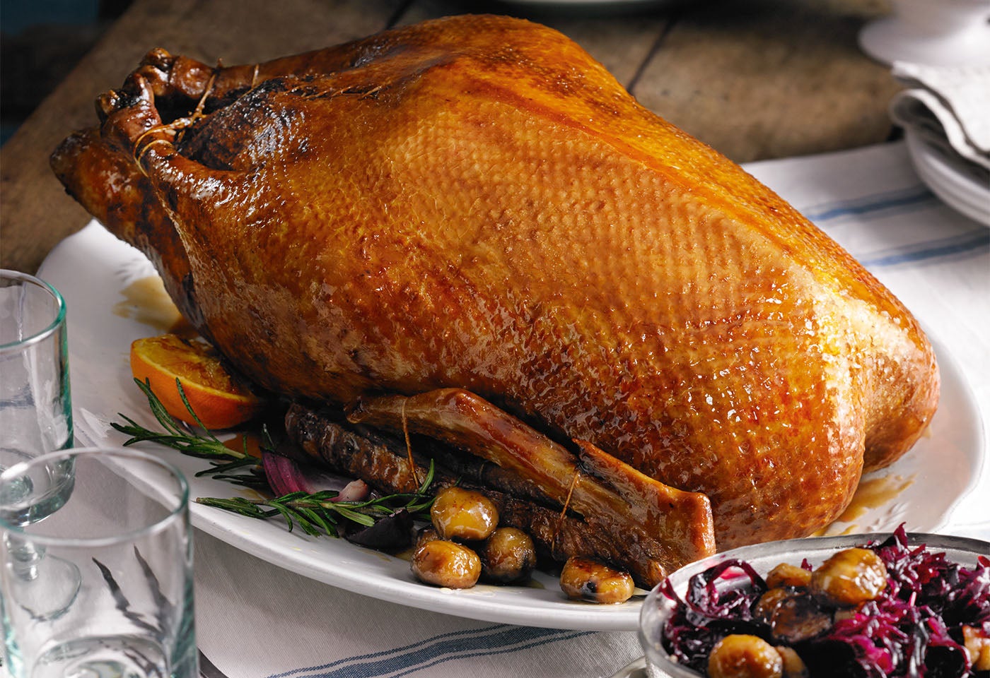 Gans mit Zwiebel-Orangen-Füllung, Maroni-Rotkraut und Serviettenknödel ...