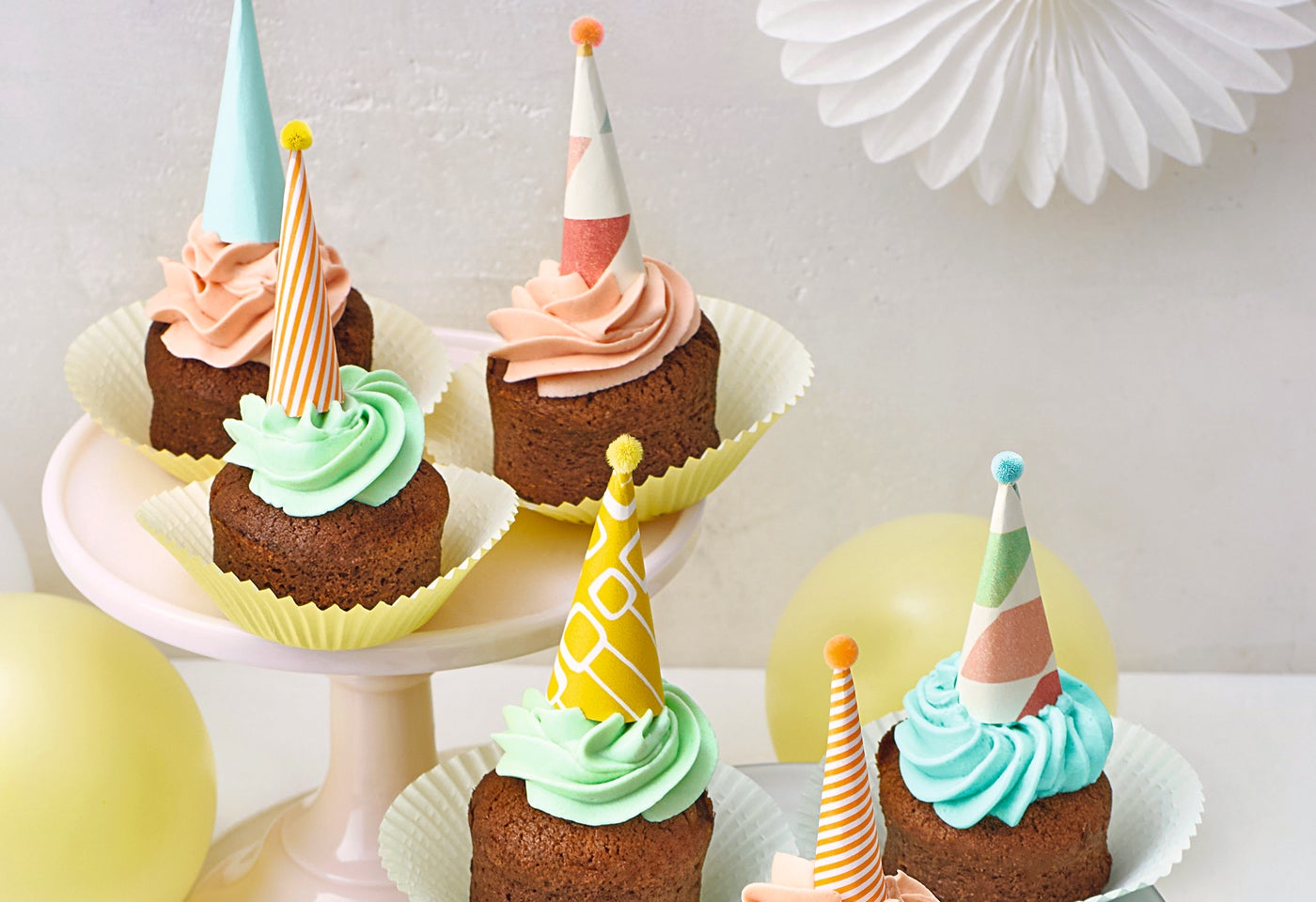 Schoko-Cupcakes mit buntem Frosting | BILLA