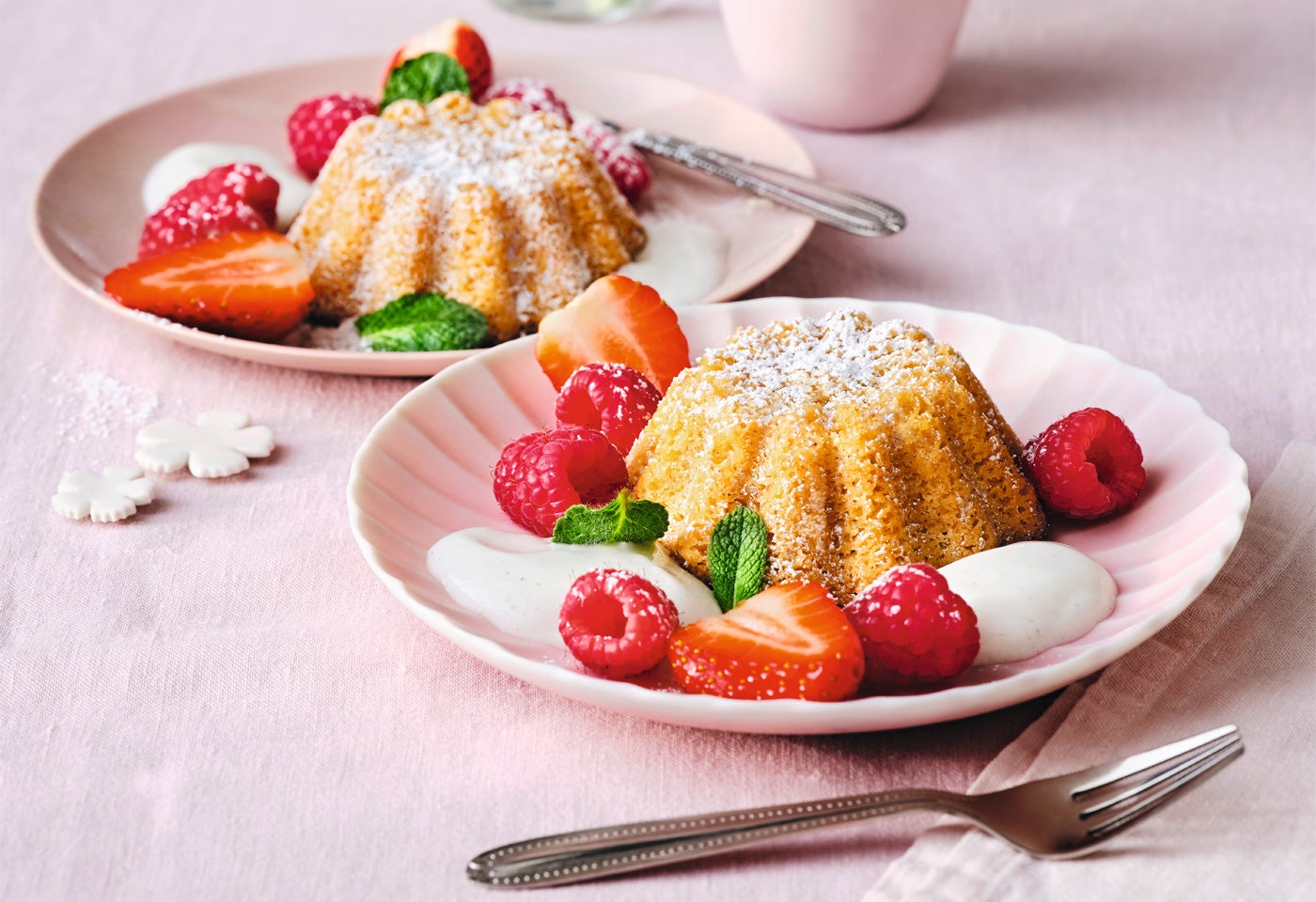 Mandelküchlein mit Vanillejoghurt und Beeren | BILLA