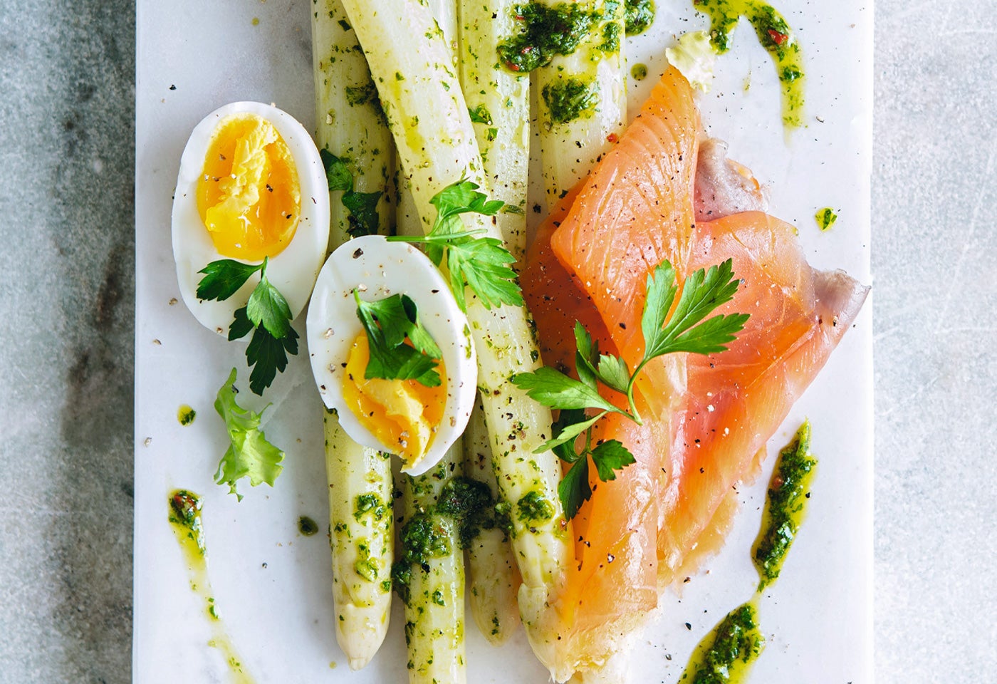 Weißer Spargel mit Räucherlachs und Kräuterpesto | BILLA Weißer Spargel mit Räucherlachs und Kräuterpesto | BILLA