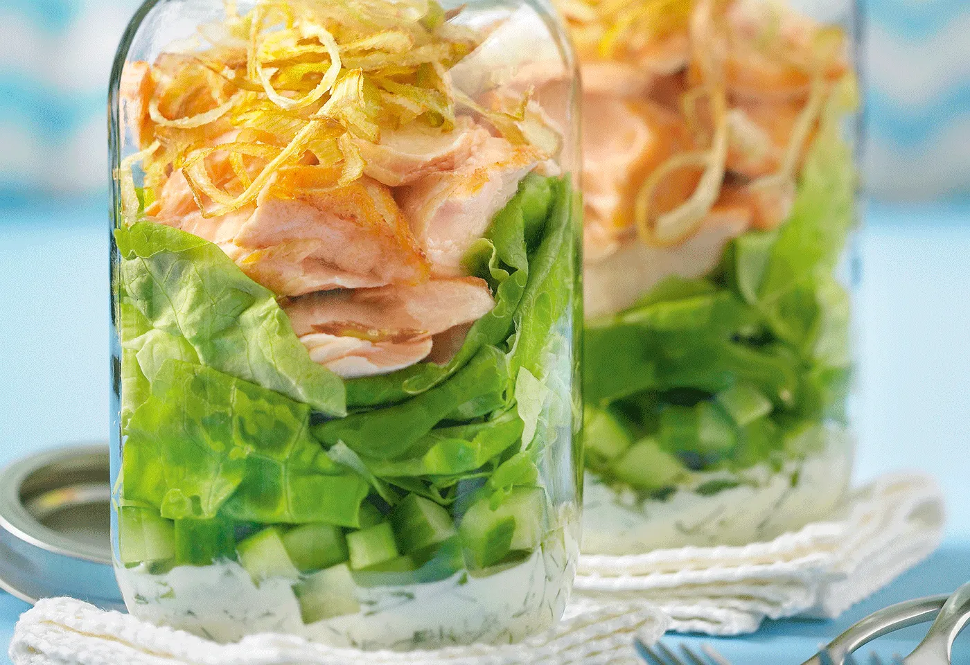 Häuptelsalat mit gebratenem Lachs im Glas