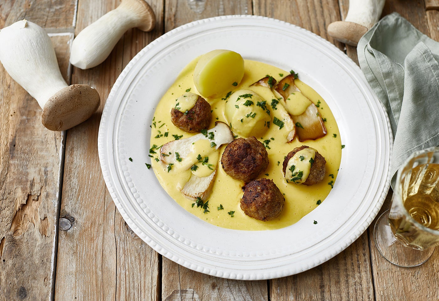 Fleischbällchen mit Kräuterseitlingen und Käsesauce | BILLA