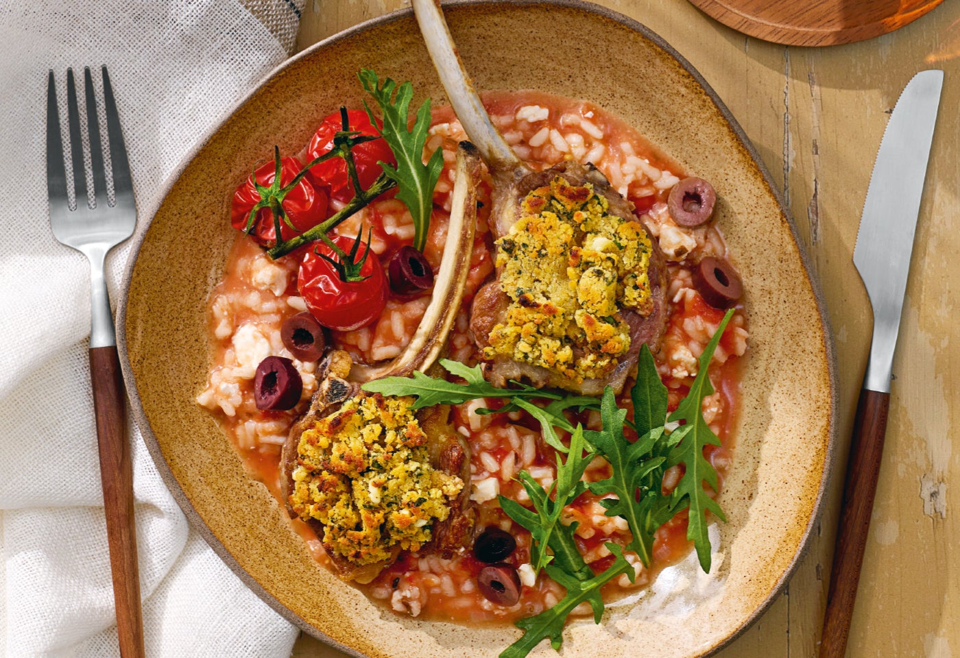 Lammkoteletts mit Feta-Kräuter-Kruste und Tomatenrisotto | BILLA